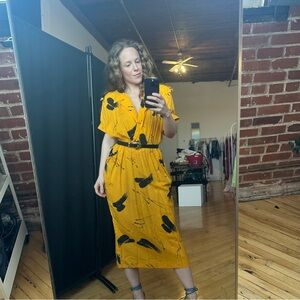 Vintage Yellow Short-Sleeve V-Neck Midi Dress with Black Brushstroke Print